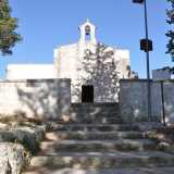 Saliamo cos� le scale che portano dinanzi alla chiesa di Maria Santissima Annunziata. La facciata in pietra, piuttosto semplice, presenta un rosone e sui lati due colonne con figure umane...